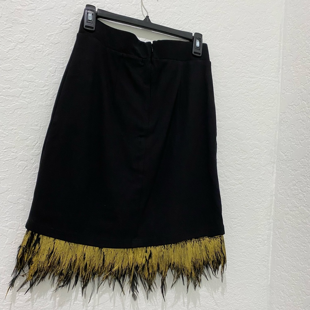 💥PRICE⬇️
WENDY WILLIAMS • Black Stretch Skirt w/ Gold Feathers Trim •Size 6